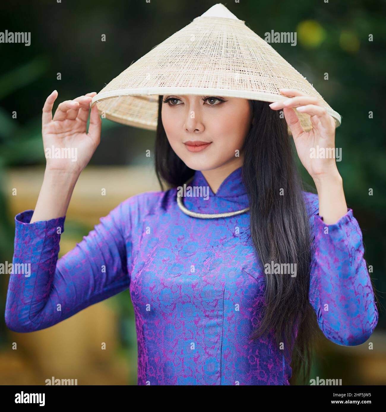 Ao dai vietnam hi-res stock photography and images - Alamy