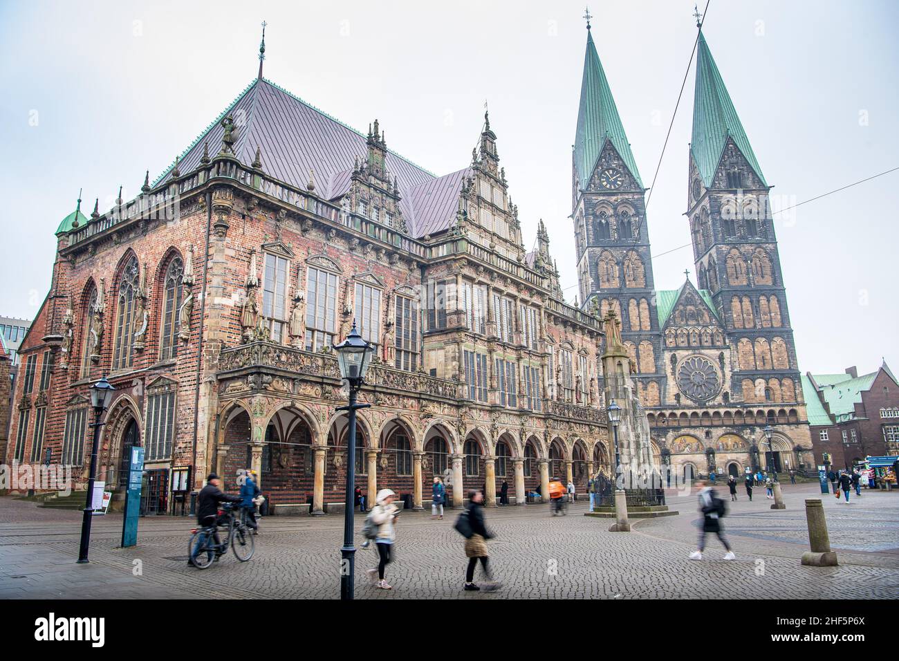 Bremen, Germany. 14th Jan, 2022. Passers-by walk through the city center. The infection rate in the state of Bremen continues to rise due to the omicron wave of coronavirus. Credit: Sina Schuldt/dpa/Alamy Live News Stock Photo