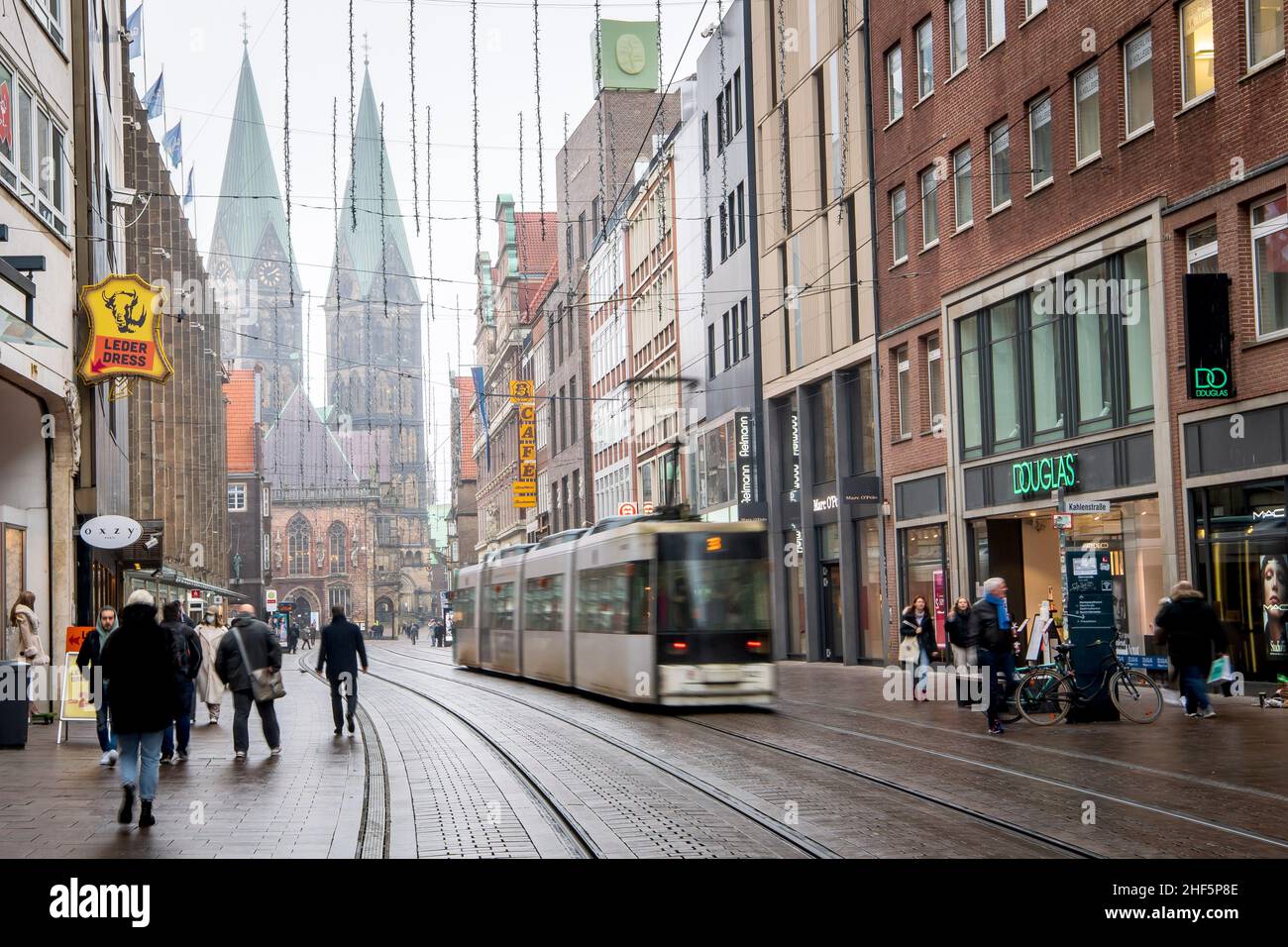 Bremen, Germany. 14th Jan, 2022. Passers-by walk through the city center. The infection rate in the state of Bremen continues to rise due to the omicron wave of coronavirus. Credit: Sina Schuldt/dpa/Alamy Live News Stock Photo