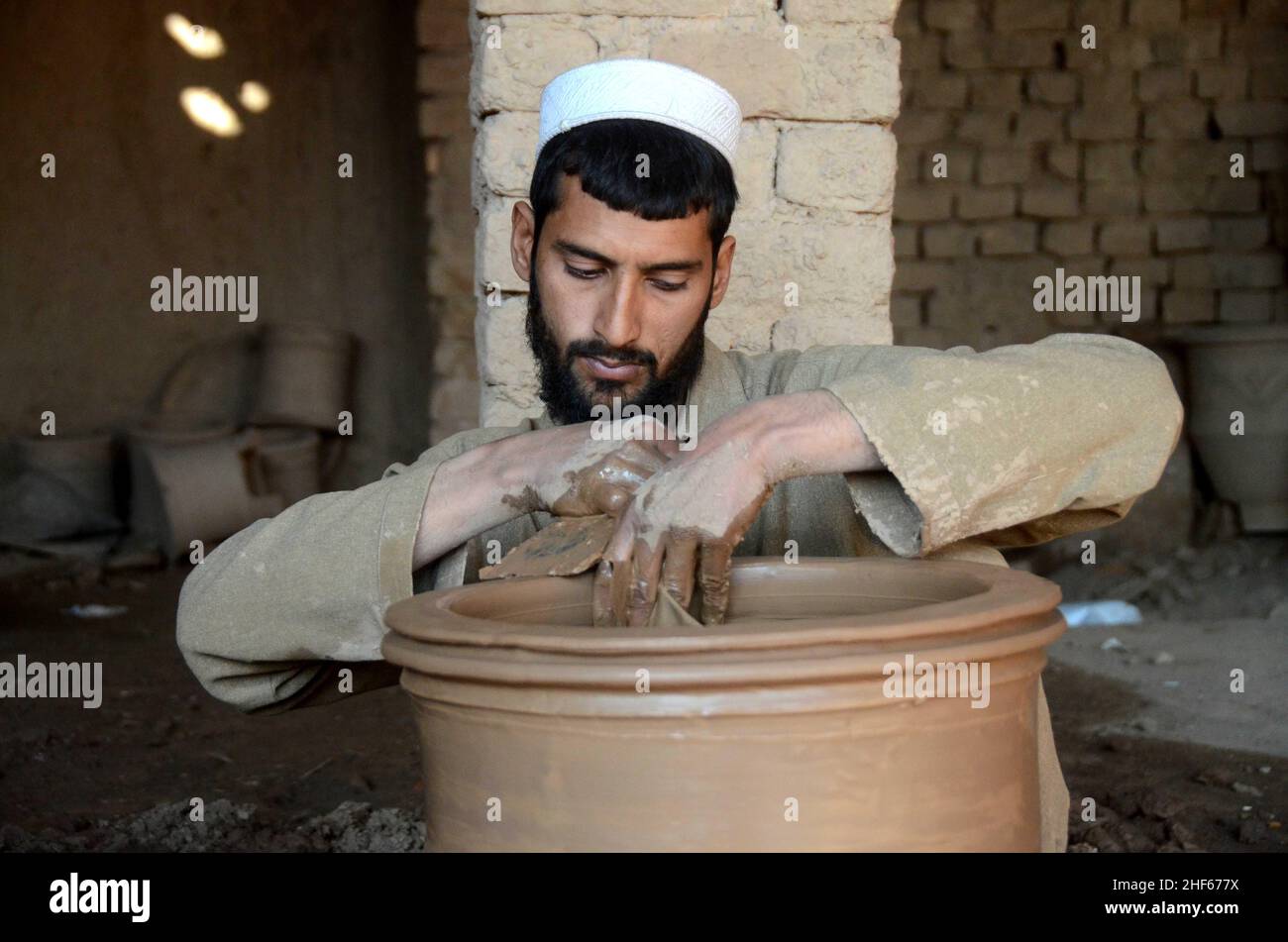 Peshawar, Peshawar, Pakistan. 14th Jan, 2022. A vendor making