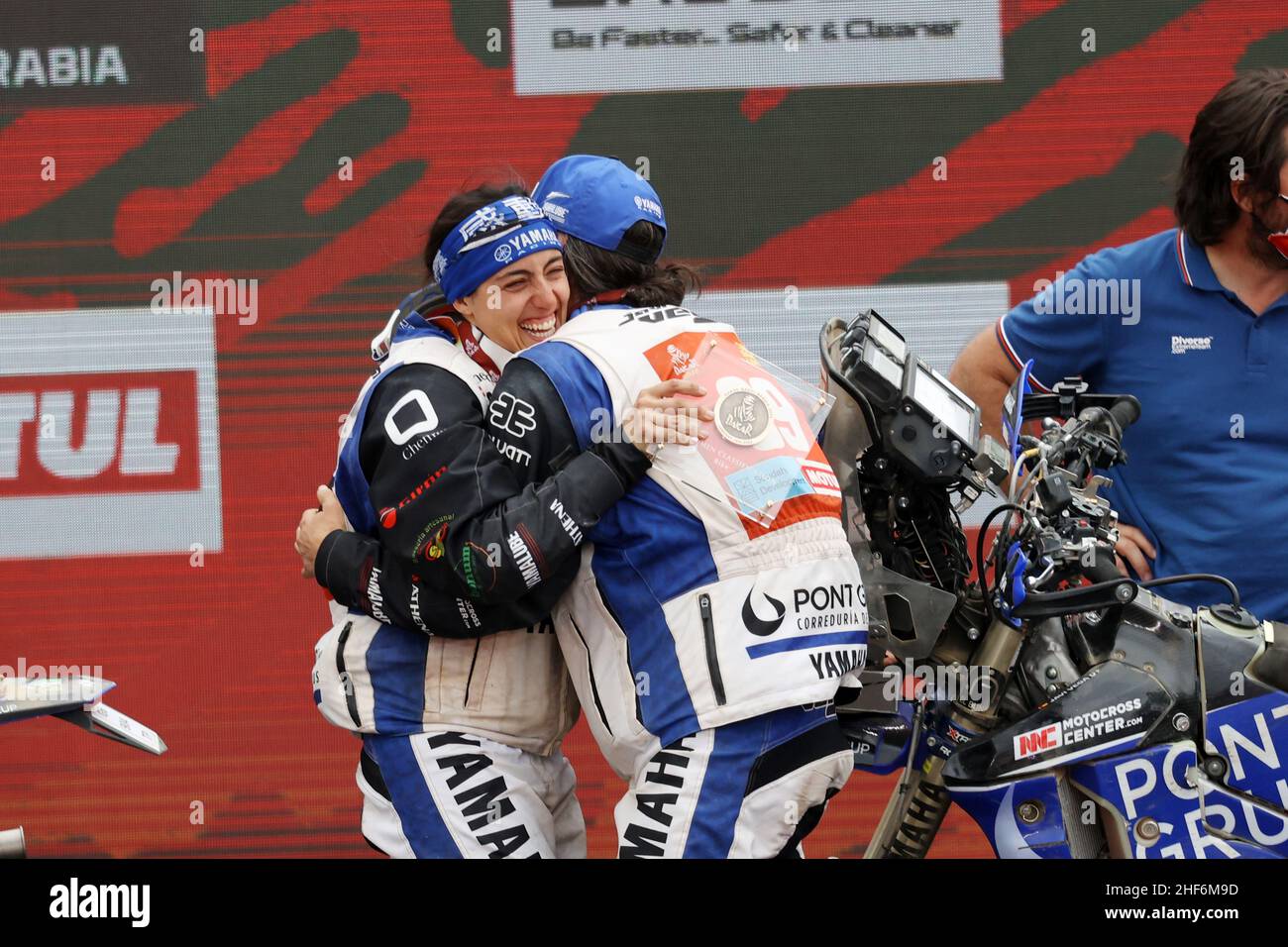 98 Garcia Sara (spa), Pont Grup Yamaha, Yamaha WRF450 Rally, Moto, W2RC, 99 Vega Puerta Javi (spa), Pont Grup Yamaha, Yamaha WR 450 F, Moto, W2RC, Original by Motul, wedding proposal during the Podium Finish of the Dakar Rally 2022, on January 14th 2022 in Jeddah, Saudi Arabia - Photo: Julien Delfosse/DPPI/LiveMedia Stock Photo