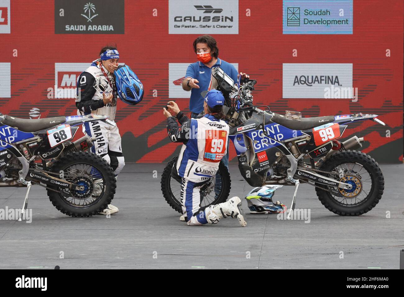 98 Garcia Sara (spa), Pont Grup Yamaha, Yamaha WRF450 Rally, Moto, W2RC, 99 Vega Puerta Javi (spa), Pont Grup Yamaha, Yamaha WR 450 F, Moto, W2RC, Original by Motul, wedding proposal during the Podium Finish of the Dakar Rally 2022, on January 14th 2022 in Jeddah, Saudi Arabia - Photo: Julien Delfosse/DPPI/LiveMedia Stock Photo