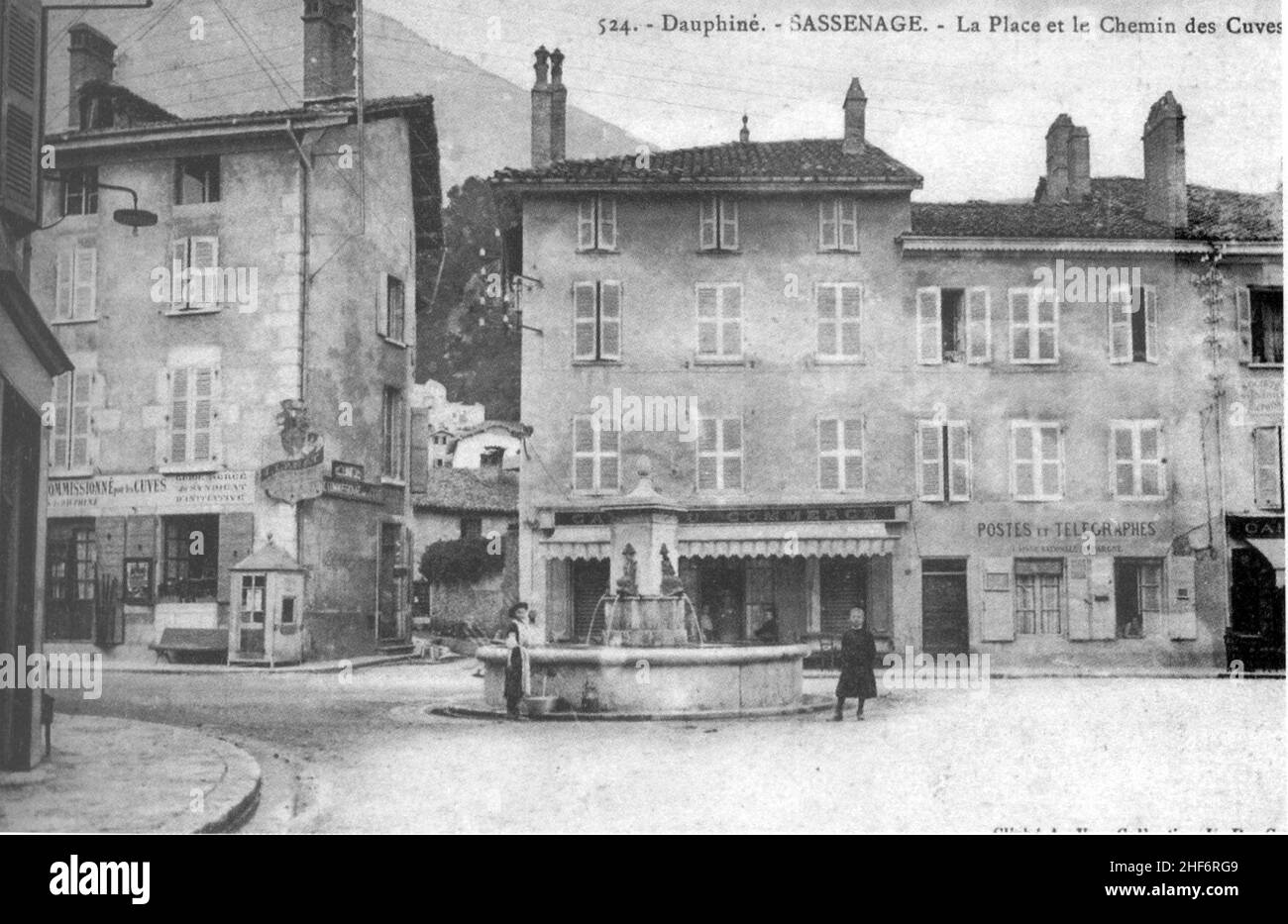 Sassenage, la place et le chemin des cuves, 1908, p237 de L'Isère les 533 communes - . Stock Photo