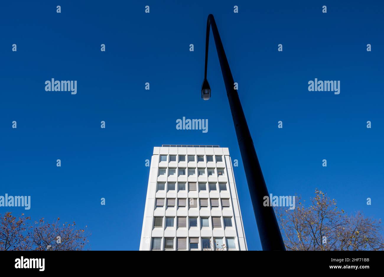 White building blue sky hi-res stock photography and images - Alamy