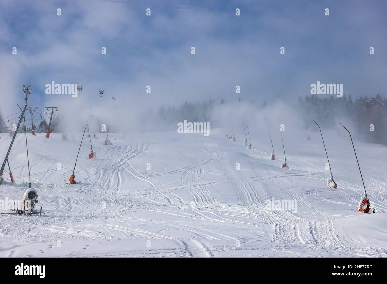 12 January 2022, Saxony, Oberwiesenthal: From numerous lances, the slope at the long drag lift is covered with snow. On Saturday, 15.01.2022, this year's ski season will be officially ushered in at Fichtelberg. Due to Corona, the ski area is only open to vaccinated and recovered skiers (2G), and a mask must be worn when queuing at the lift and in the lift itself. The 2G status is checked before purchasing the ski pass as well as in the ski resort. For this purpose, a control point and a central sales point for lift tickets will be set up in the parking lot of the Fichtelberg cable car. Photo: Stock Photo