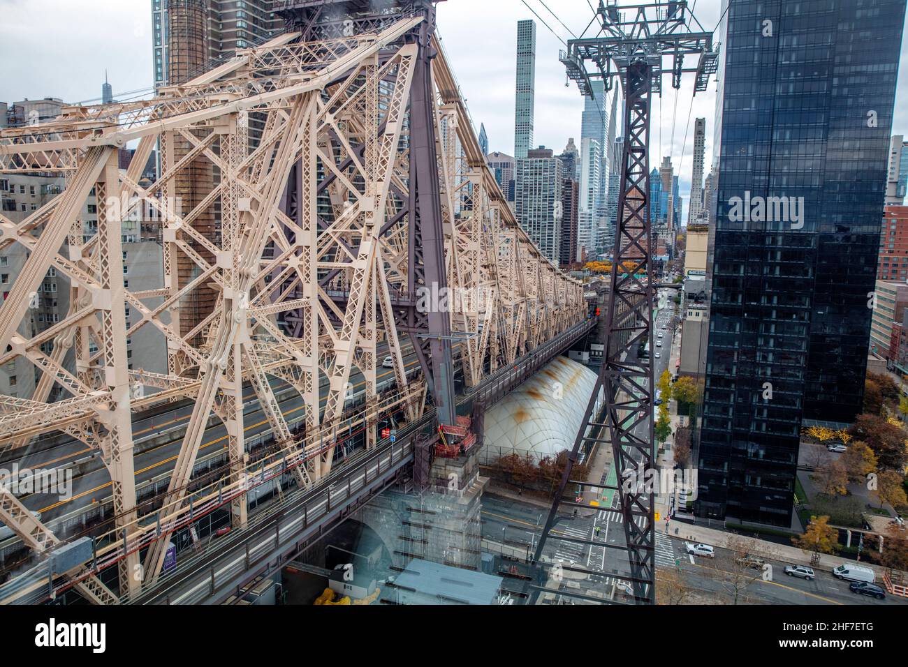 USA,  New York City,  Manhattan,  Roosevelt Island,  Queensboro Bridge,  cable car Stock Photo