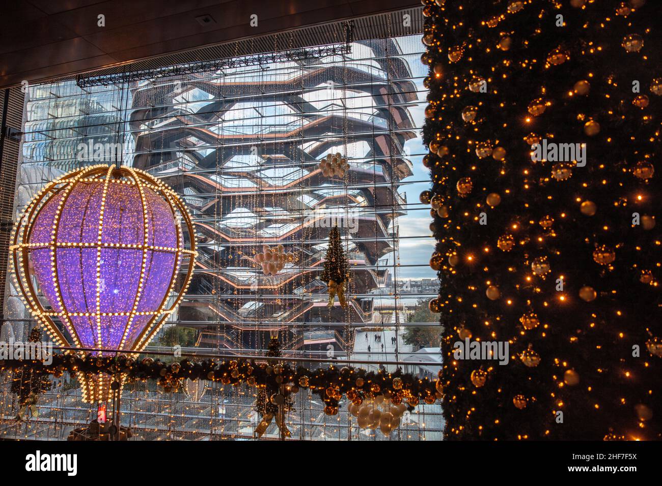 USA, New York City, Manhattan, The Edge, department store, Christmas