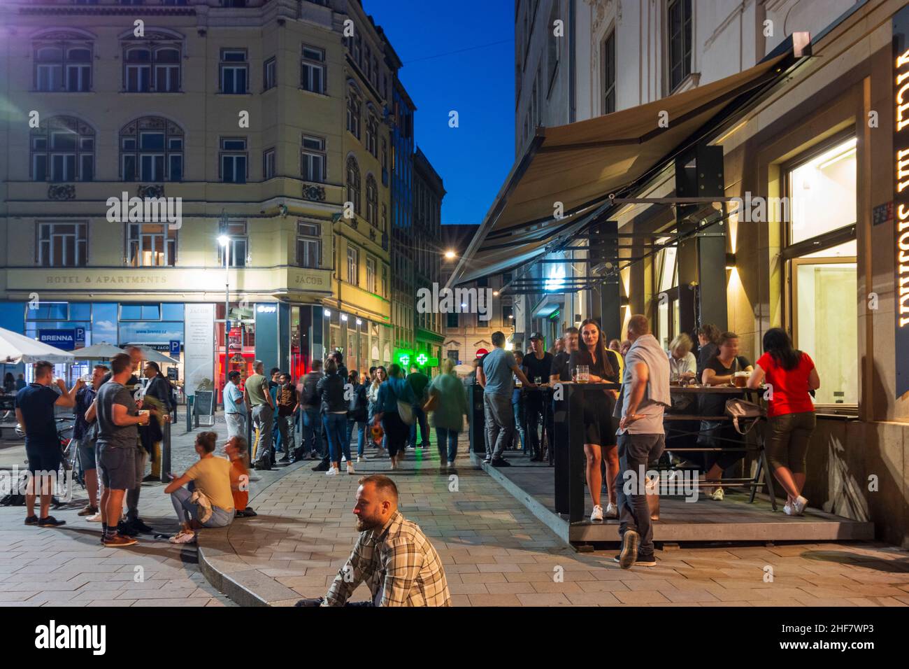 Brno (Brünn),  outdoor bar and restaurant at Jakubske namesti (Jacob's Square) in Jihomoravsky,  South Moravia,  Südmähren,  Czech Stock Photo