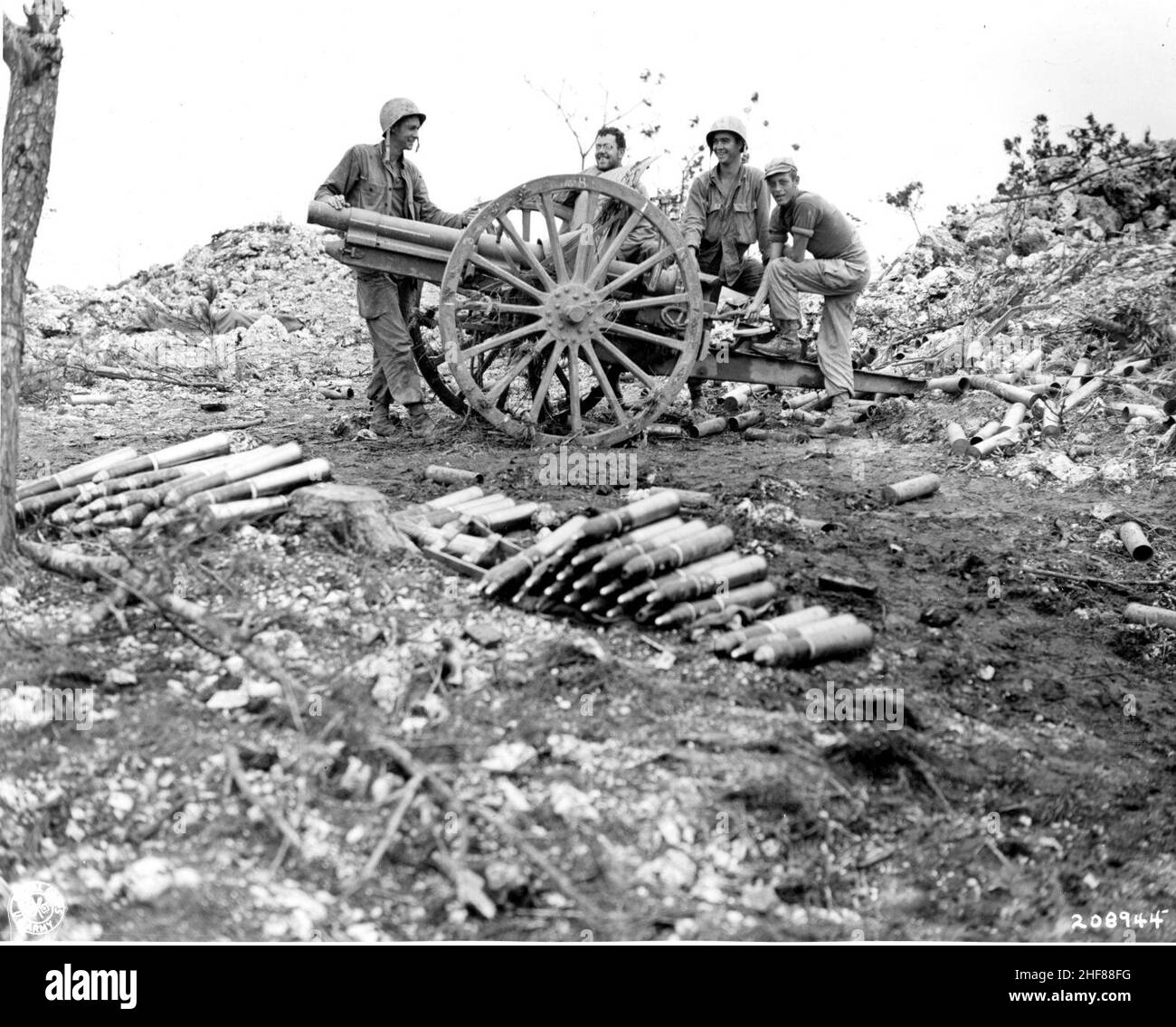 SC 208944 - Men of Co. B, 184th Inf. Regt., inspect a Jap 75-mm gun they captured on Okinawa. 29 May, 1945. Stock Photo