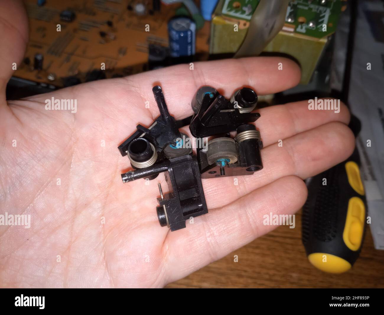 The pressure roller of the tape drive mechanism of the cassette deck