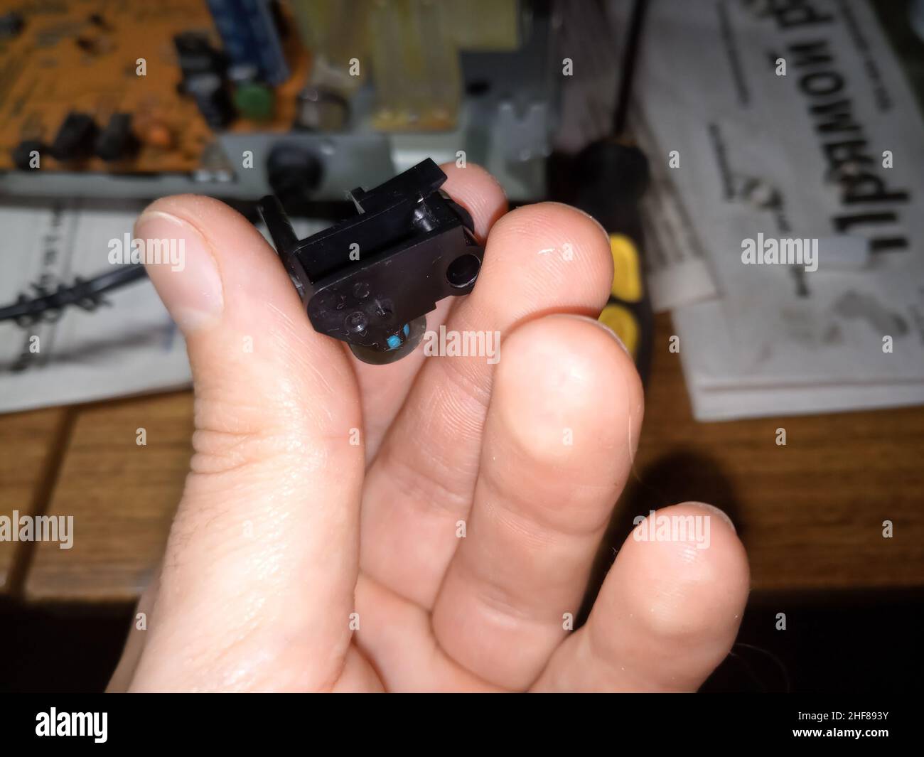 The pressure roller of the tape drive mechanism of the cassette deck