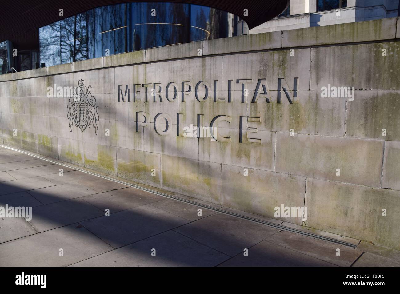 London, UK. 14th Jan, 2022. Metropolitan Police sign is seen outside the New Scotland Yard building in Westminster, London. Credit: SOPA Images Limited/Alamy Live News Stock Photo