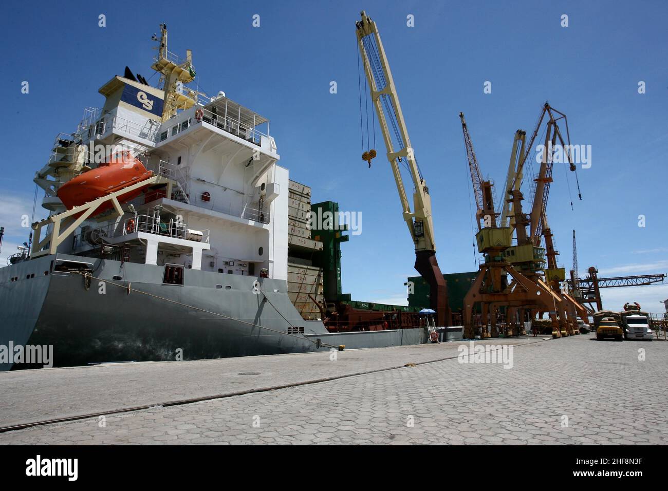 ilheus, bahia, brazil - março 26, 2012: Worked unloads cocoa seed in the port of Ilheus. Almonds are exported from Côte d'Ivoire. Stock Photo