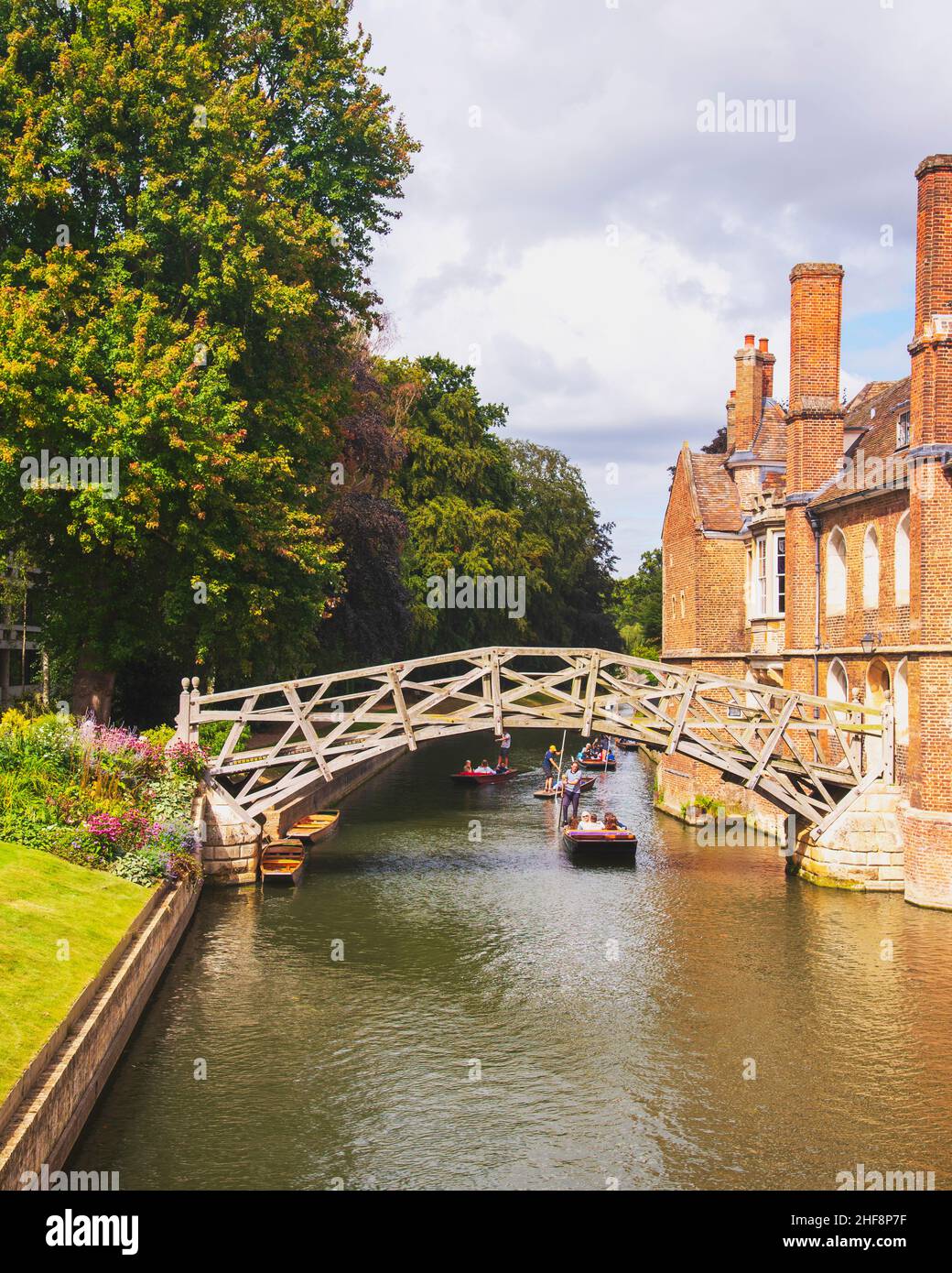 Mathematical Bridge at Queens College in Cambridge. Stretching across the River Cam, with a punt going beneath it. Stock Photo