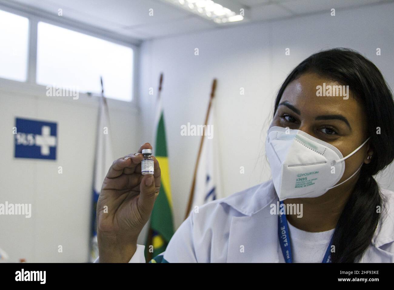 Rio de Janeiro, Brazil. 14th Jan, 2022. (INT) Demand for vaccines against Covid-19 in Rio de janeiro grows amid high cases. January 14, 2022, Rio de Janeiro, Brazil: Movement of people at the Valeter Felisbino Family Clinic, in the neighborhood of Ramos, in Rio de Janeiro, on Friday (14), to take the third booster dose of the vaccine against covid-19. With the increase in the number of cases of the disease in the face of the Omicron variant, the search for a vaccine has skyrocketed in recent days. (Credit Image: © Erica Martin/TheNEWS2 via ZUMA Press Wire) Stock Photo