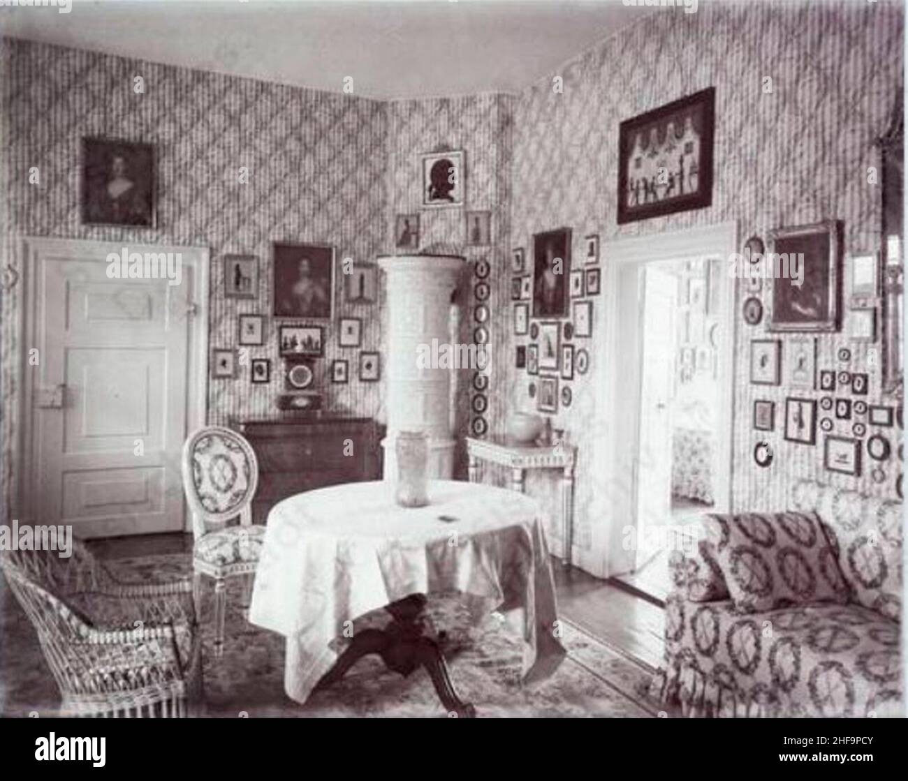 Schloss Wolfsgarten - Wohnraum mit Kachelofen, Interieur. Stock Photo