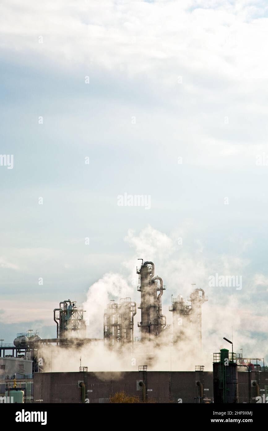 Catalytic cracking plant hi-res stock photography and images - Alamy