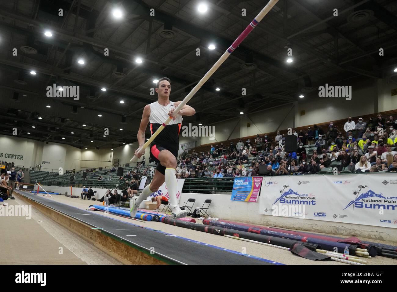 KC Lightfoot wins the elite men's competition at 194 3/4 (5.91m
