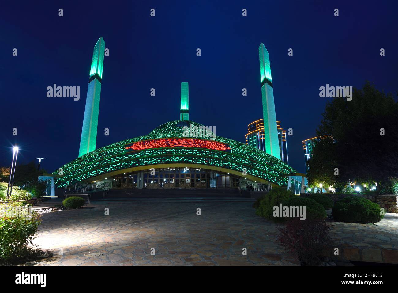 ARGUN, RUSSIA - SEPTEMBER 28, 2021: Mosque 'Mother's Heart' in the night illumination on the late evening. Argun, Chechen Republic Stock Photo