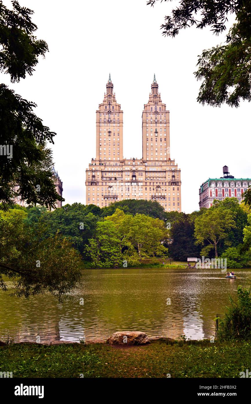 Central park new york city rain hi-res stock photography and images - Alamy