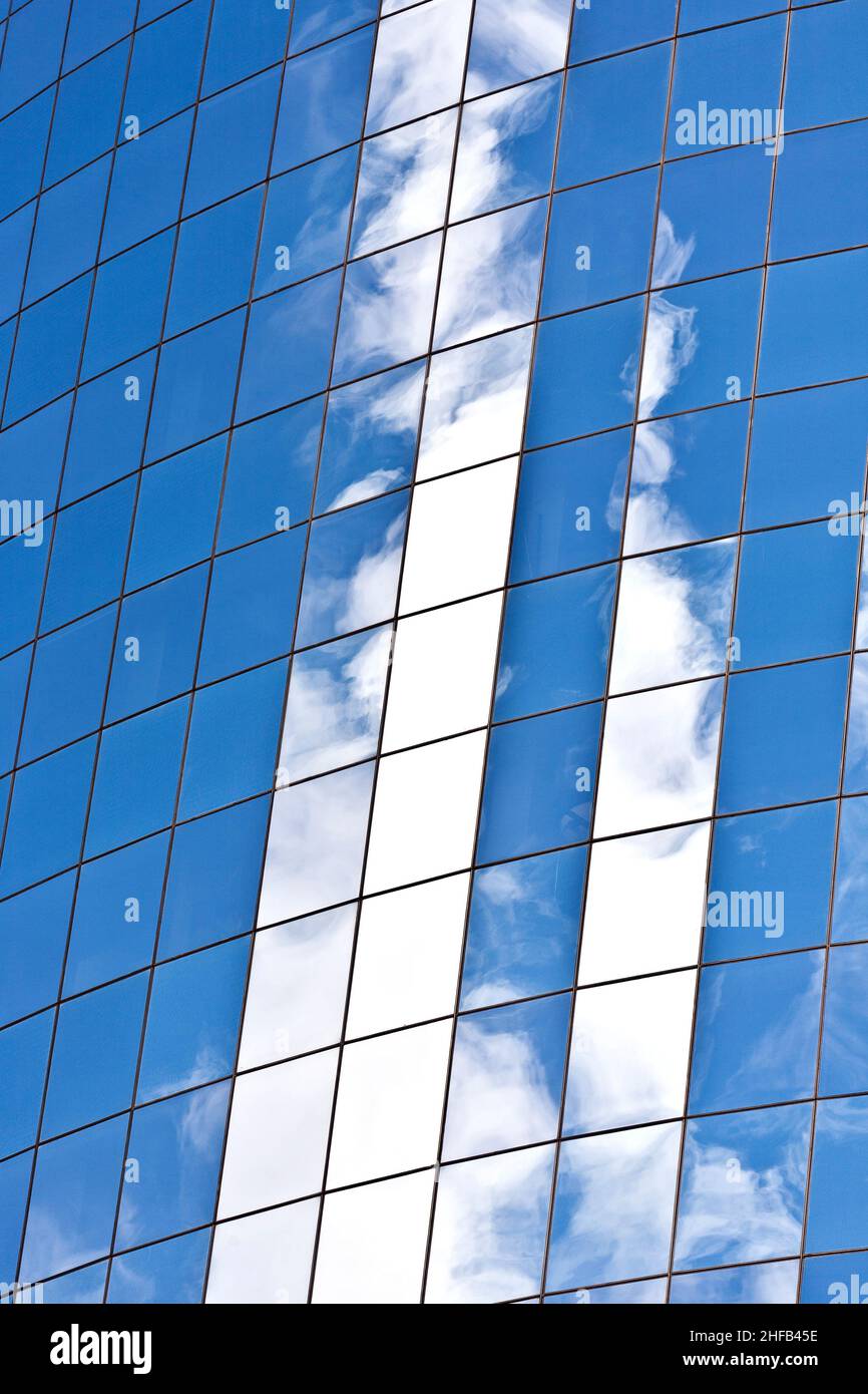 facade of Skyscraper with reflection of sky in New York Stock Photo - Alamy