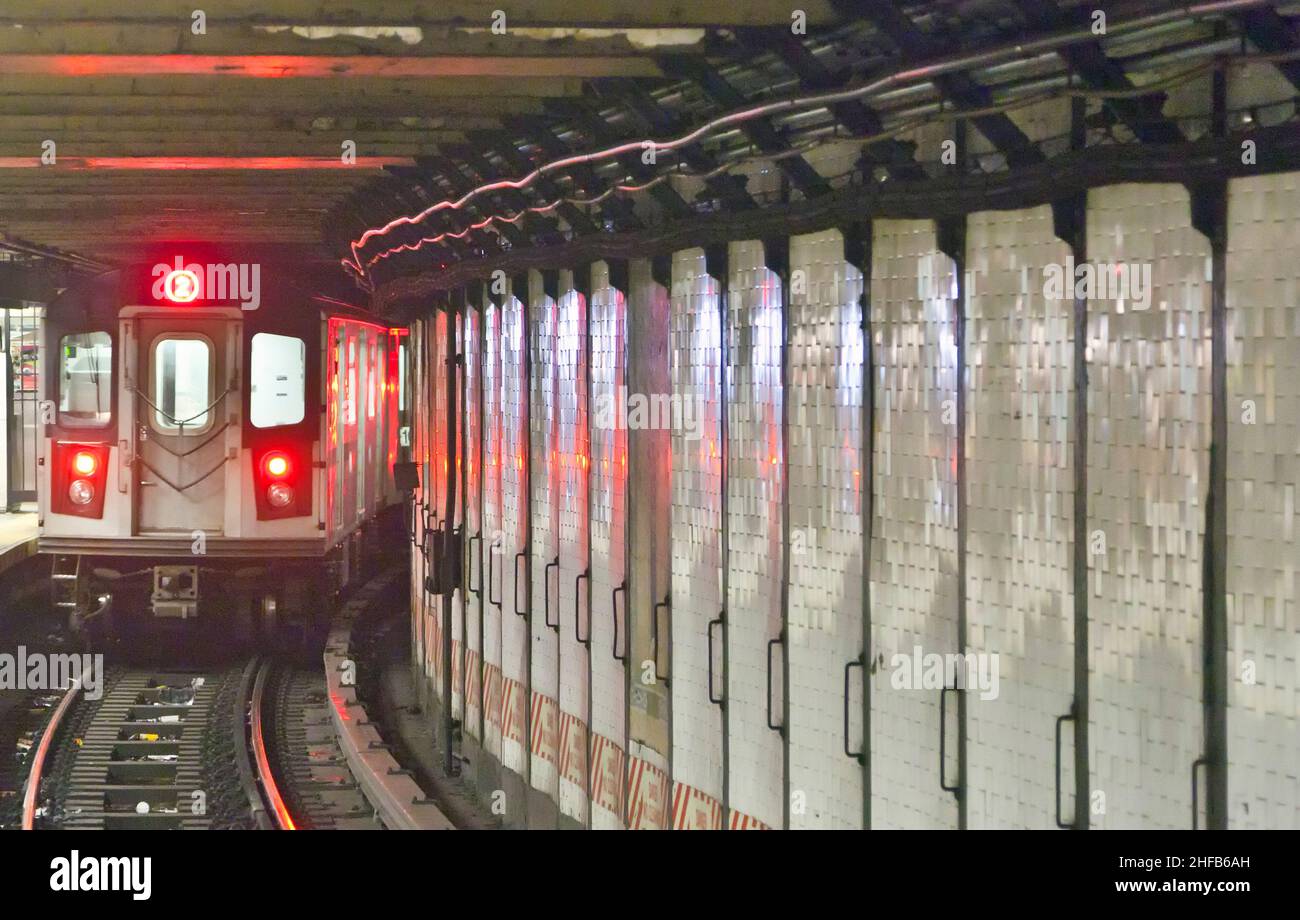 train arrives in the underground station in New York Stock Photo - Alamy