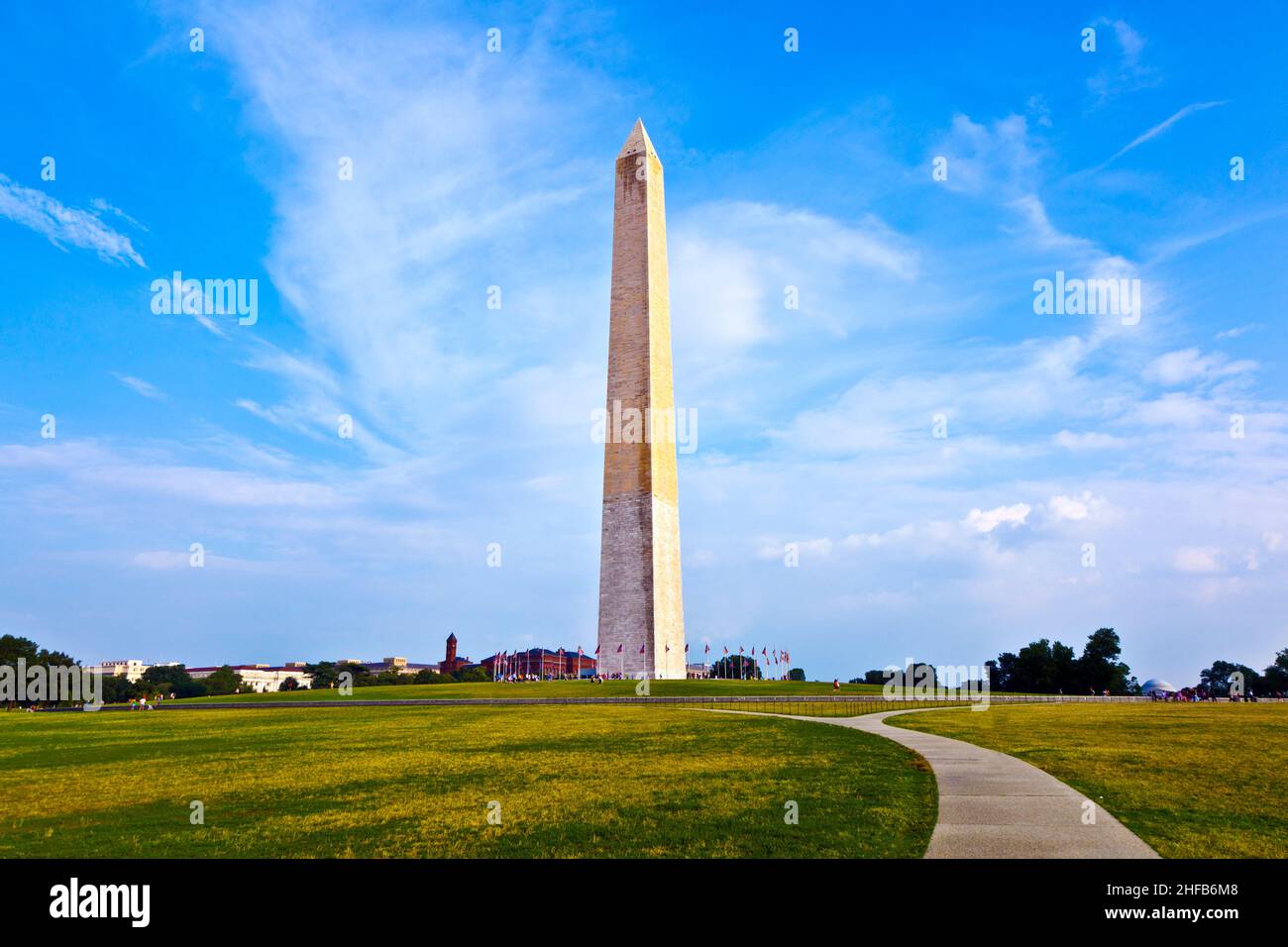 famous Washington monument under blue sky Stock Photo - Alamy