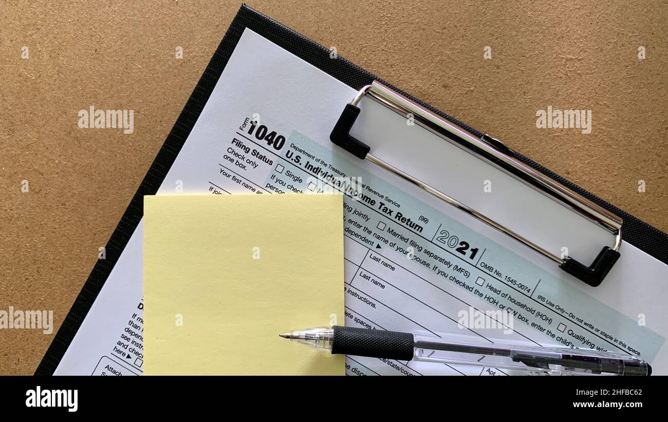 1040 tax form with pen sticky note. Tax concept Stock Photo