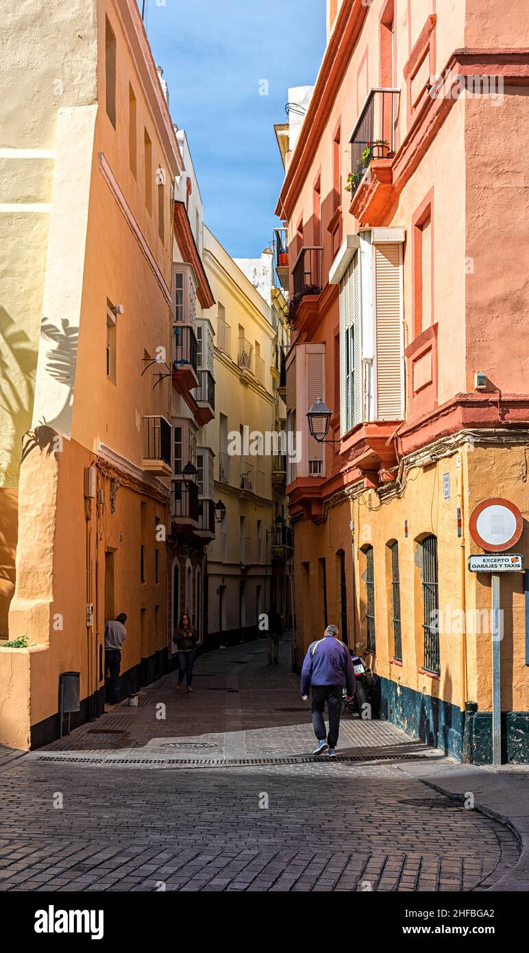 Calle en barrio antiguo de Cádiz, España Stock Photo