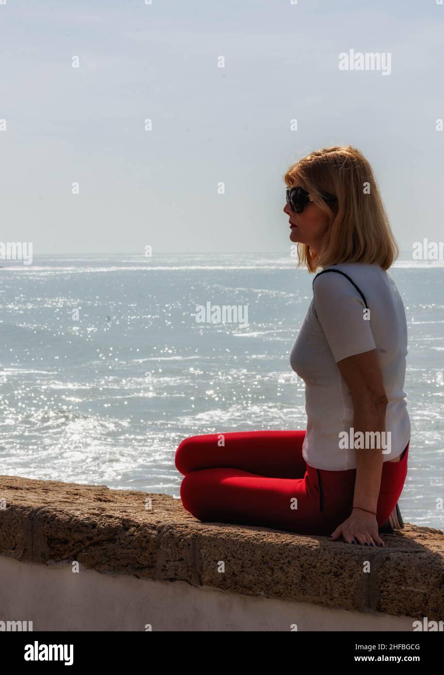 mujer en primer plano posando en ciudad al aire libre Stock Photo