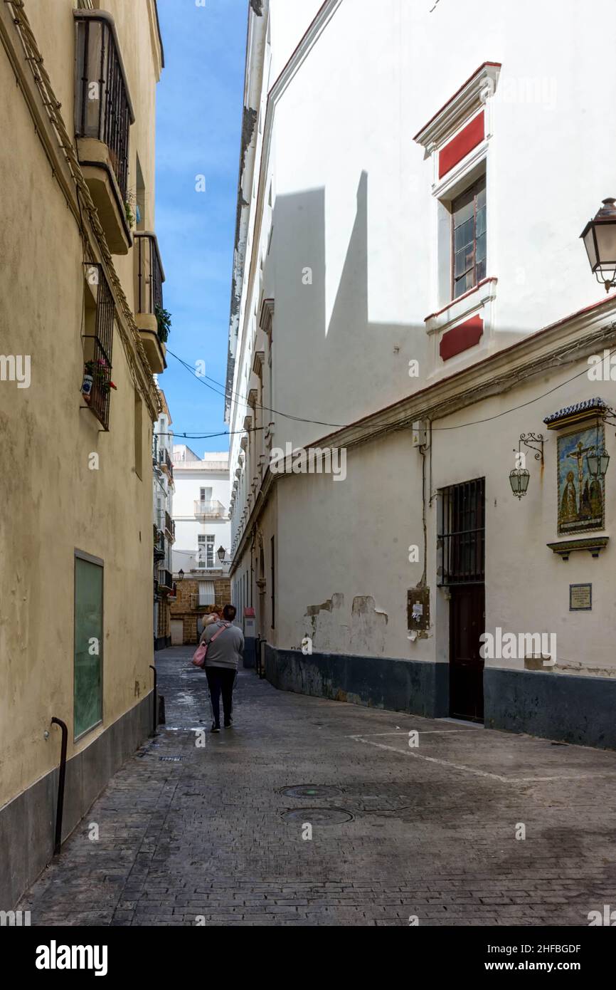 Calle en barrio antiguo de Cádiz, España Stock Photo