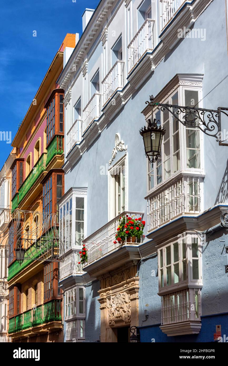 Calle en barrio antiguo de Cádiz, España Stock Photo