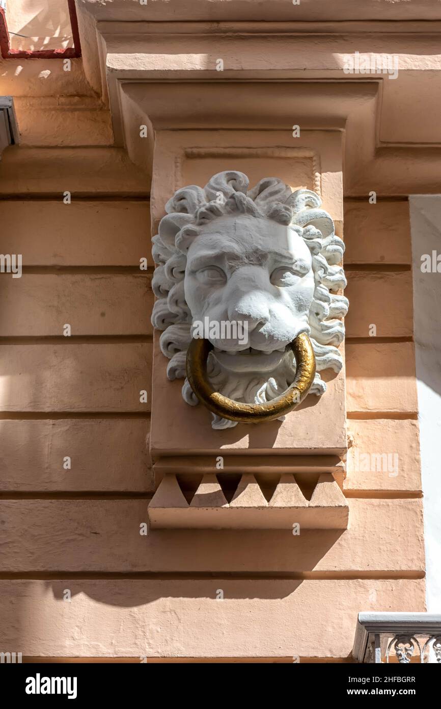 Ornamento de cabeza de león en edificio de Cádiz Stock Photo
