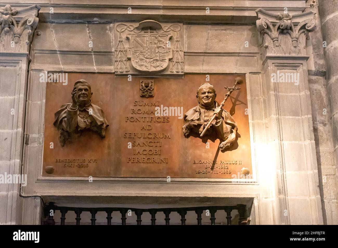 Placa conmemorativa de las visitas de Benedicto XVI y San Juan Pablo II a Santiago de Compostela Stock Photo