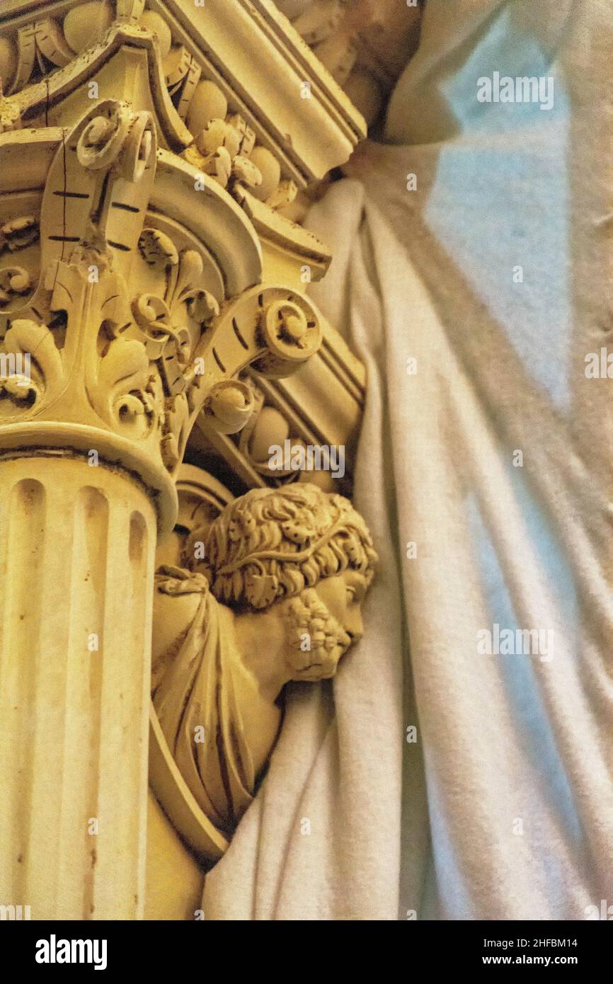 Chapiter de una columna de la catedral de Santiago de Compostela, Galicia, España Stock Photo