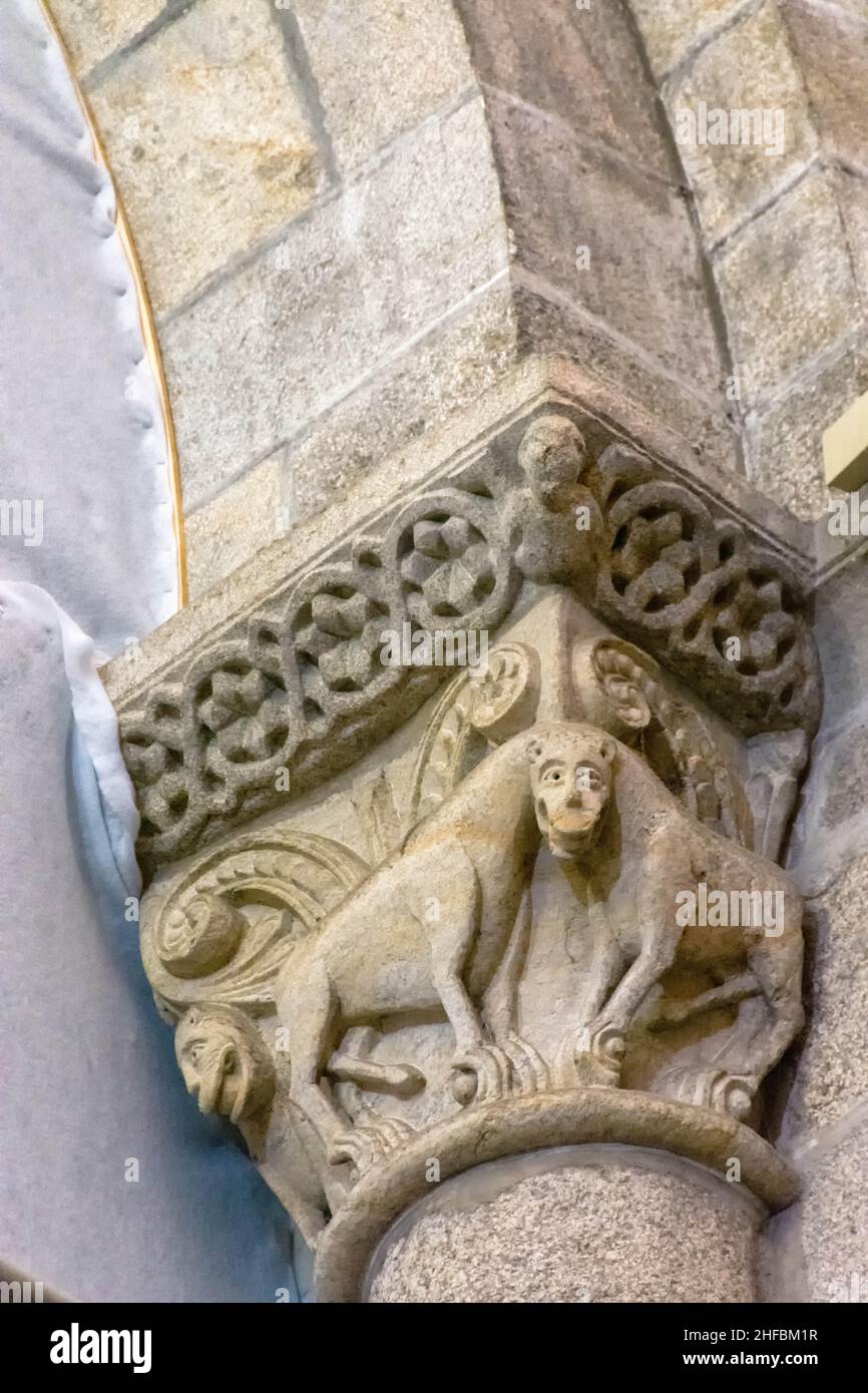 Detalle de imágenes de leones en capitel de la catedral de Santiago de Compostela Stock Photo