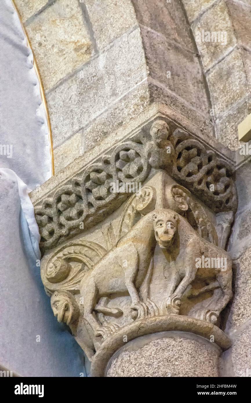 Detalle de imágenes de leones en capitel de la catedral de Santiago de Compostela Stock Photo