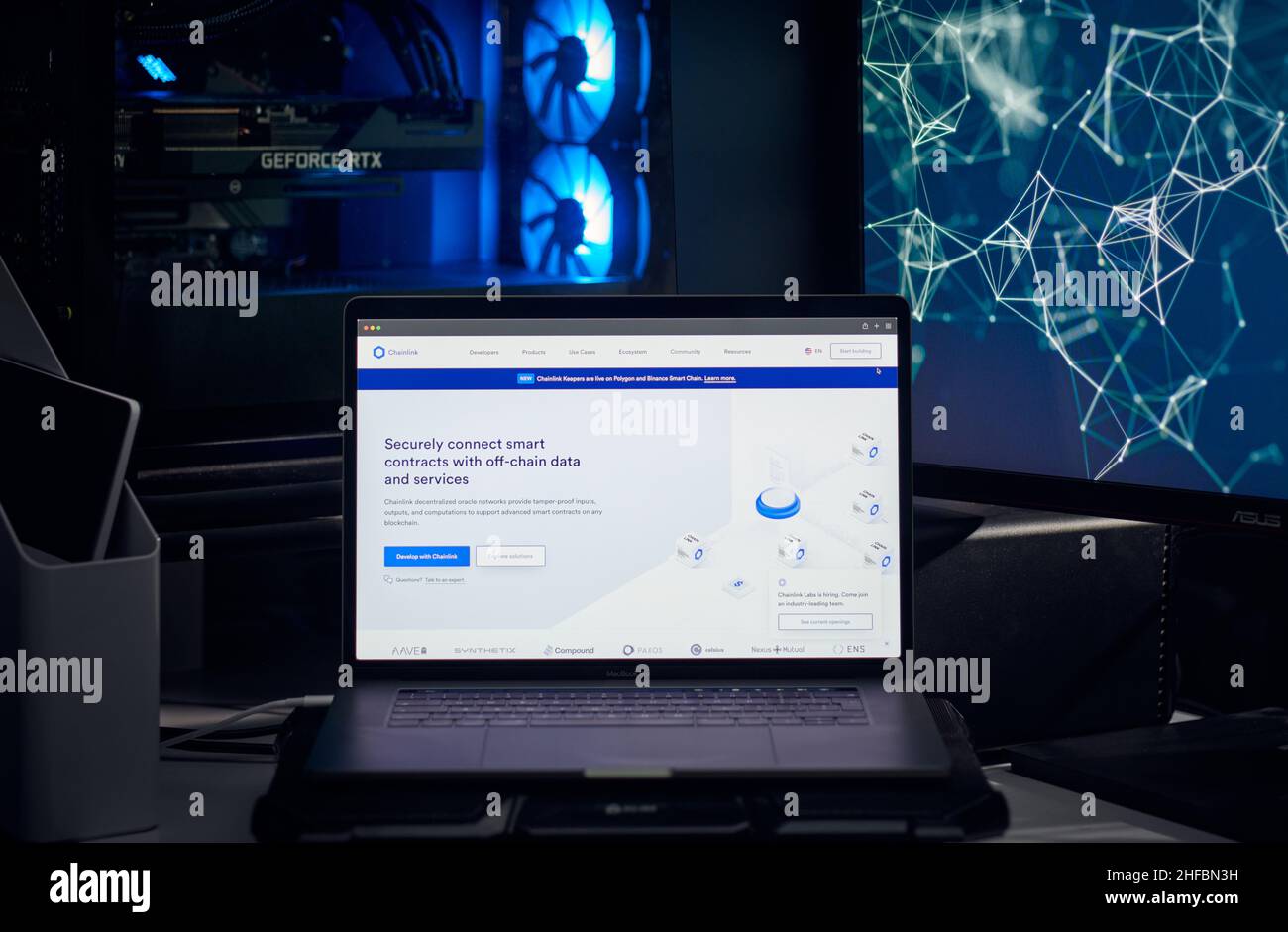 Milan, Italy - January 11, 2022: chainlink - LINK website's hp seen on a laptop screen. chainlink, LINK coin logo visible. Cryptocurrency, defi, nft c Stock Photo