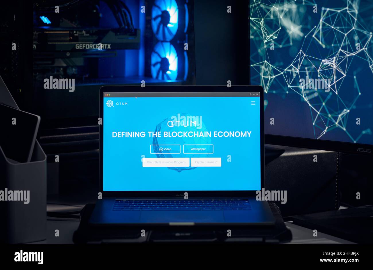 Milan, Italy - January 11, 2022: qtum - QTUM website's hp seen on a laptop screen. qtum, QTUM coin logo visible. Cryptocurrency, defi, nft concepts il Stock Photo