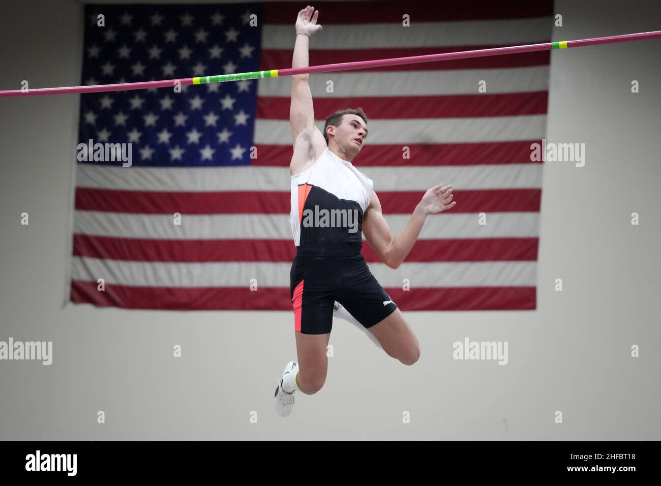 KC Lightfoot wins the elite men's competition at 194 3/4 (5.91m