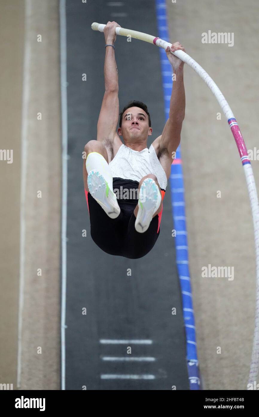 KC Lightfoot wins the elite men's competition at 194 3/4 (5.91m
