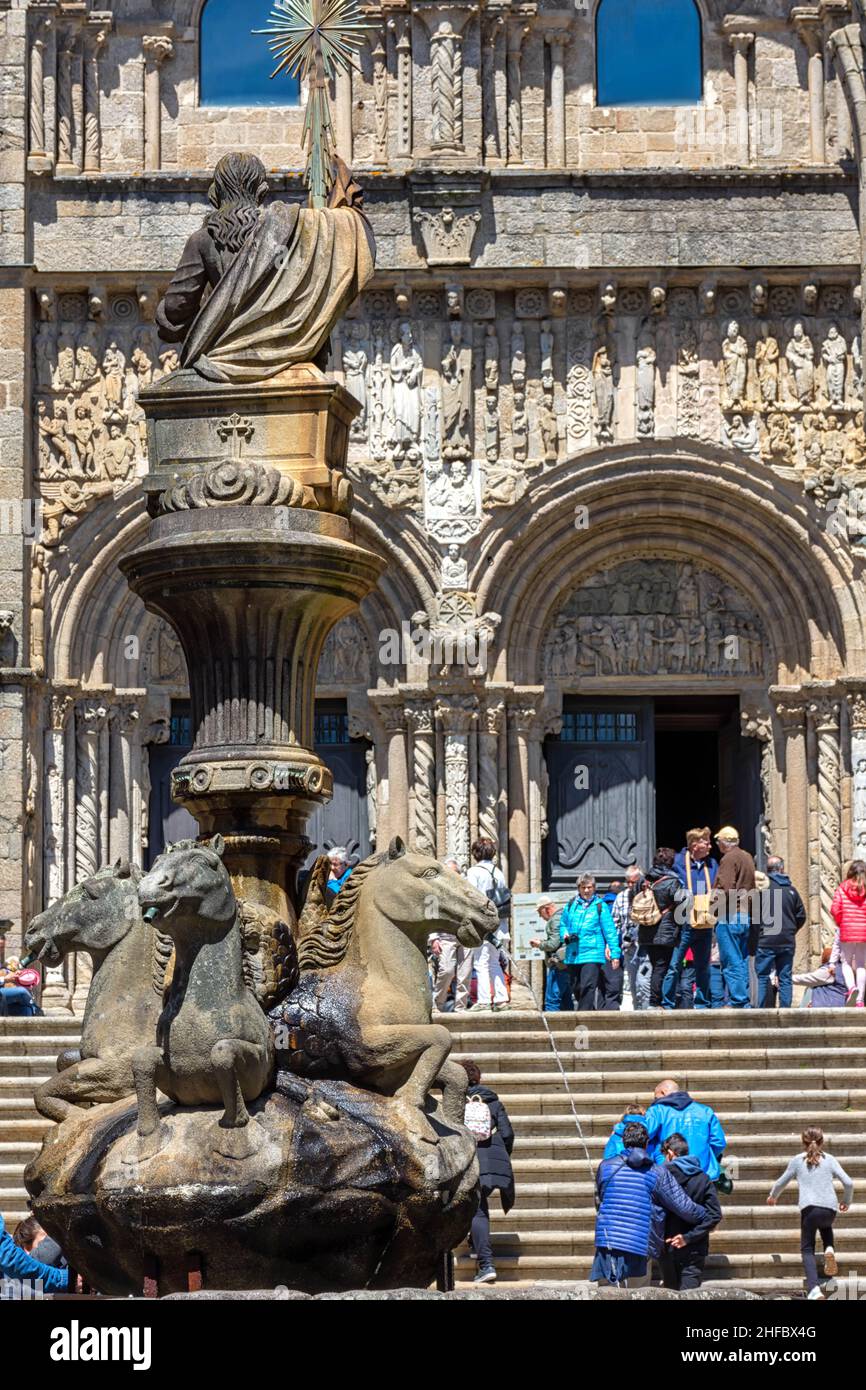 Fuente de los caballos en la plaza de platerias, y fachada catedral de Santiago de compostela Stock Photo