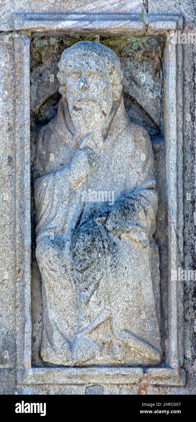 Estatua románica obra del Maestro Mateo en la puerta Santa de la Catedral de Santiago de Compostela en la plaza de Quintana, Galicia Stock Photo