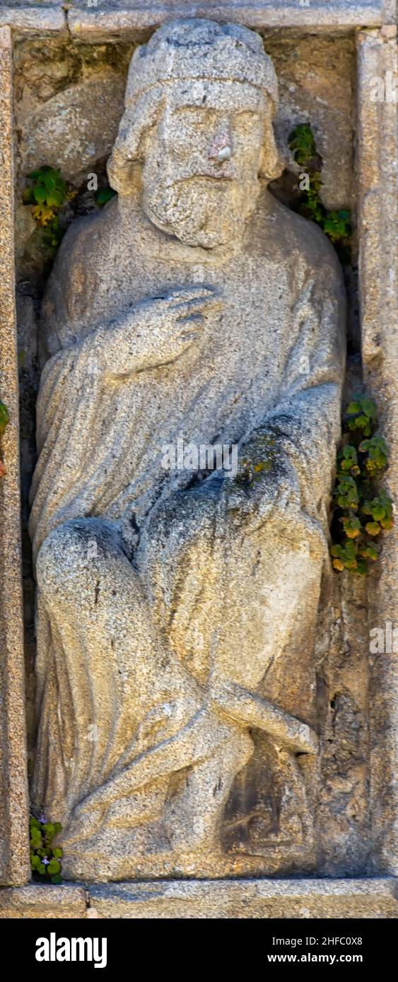 Estatua románica obra del Maestro Mateo en la puerta Santa de la Catedral de Santiago de Compostela en la plaza de Quintana, Galicia Stock Photo
