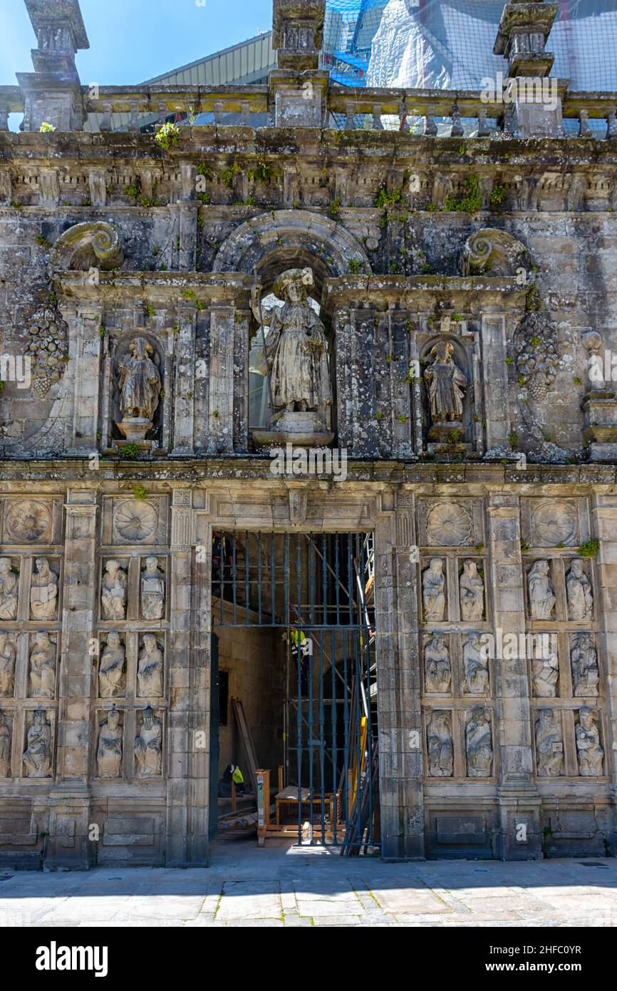 Puerta Santa de la Catedral de Santiago de Compostela en la plaza de Quintana, Galicia, España Stock Photo