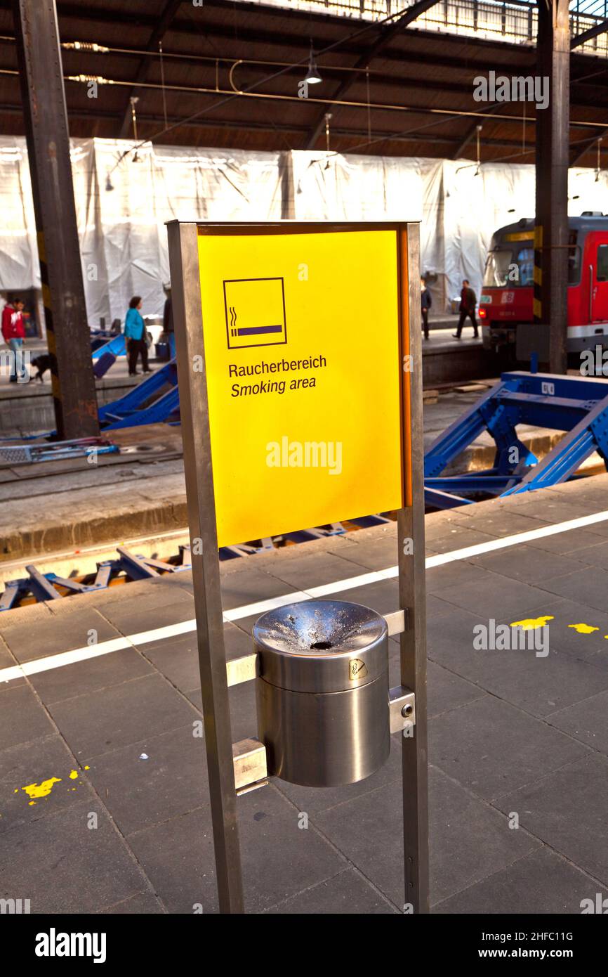 Smoking Area Rails sign smoking area in a station Stock Photo - Alamy