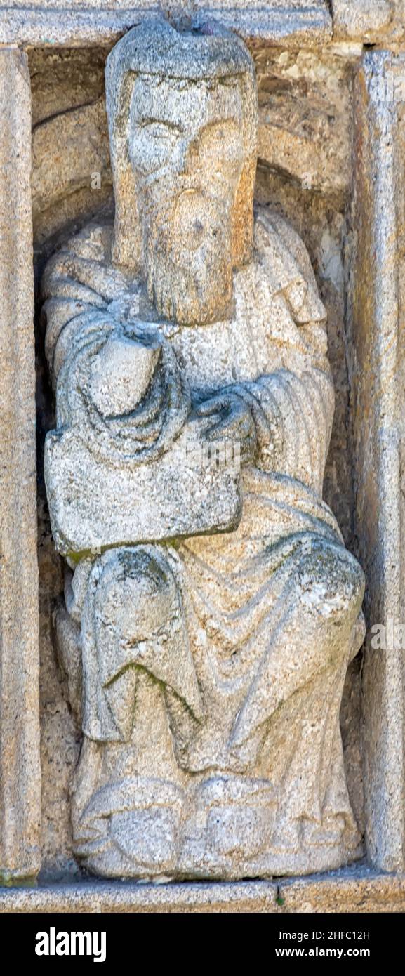 Estatua románica de Jonás obra del Maestro Mateo en la puerta Santa de la Catedral de Santiago de Compostela en la plaza de Quintana, Galicia Stock Photo