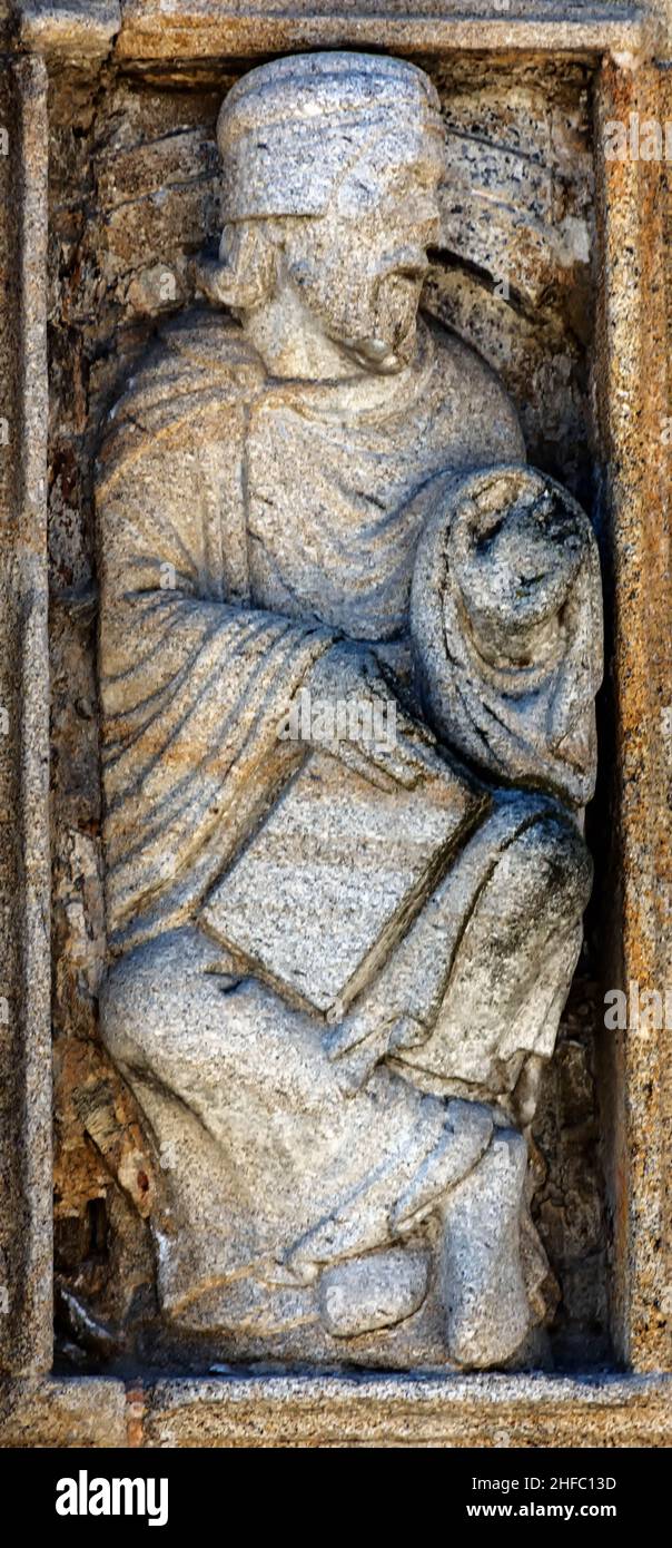 Estatua románica de Jeremías obra del Maestro Mateo en la puerta Santa de la Catedral de Santiago de Compostela en la plaza de Quintana, Galicia Stock Photo