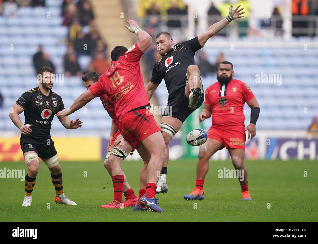 Toulouse's Emmanuel Meafou (left) and Wasps' Tom Willis battle for a lose  ball during the Heineken