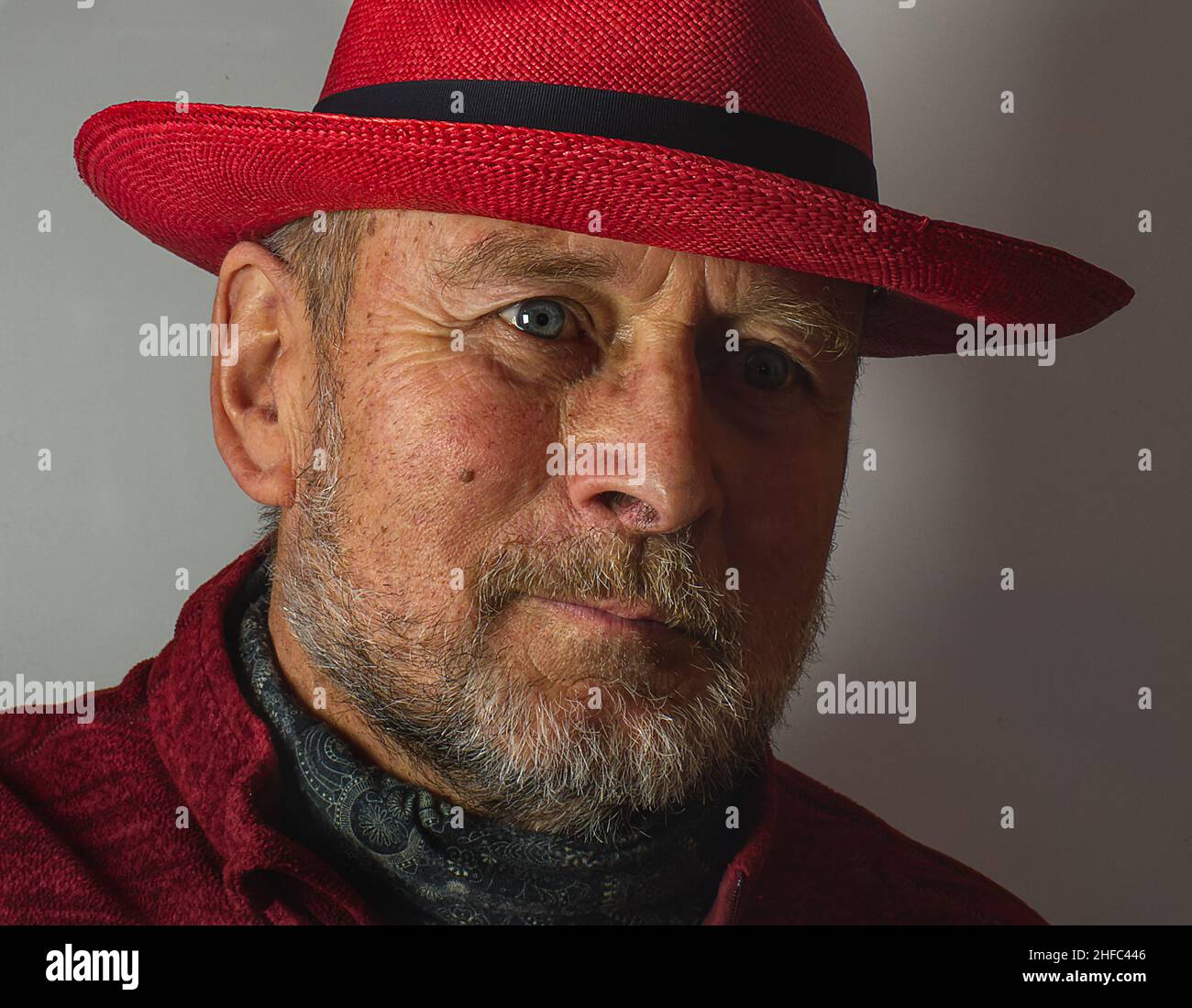 The old man with the red hat hi-res stock photography and images - Alamy